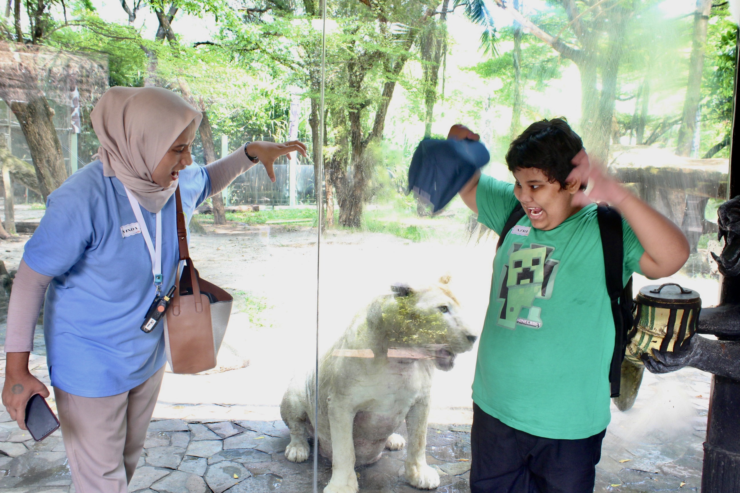 2) Azri dan Bu Winda Mengenal Singa