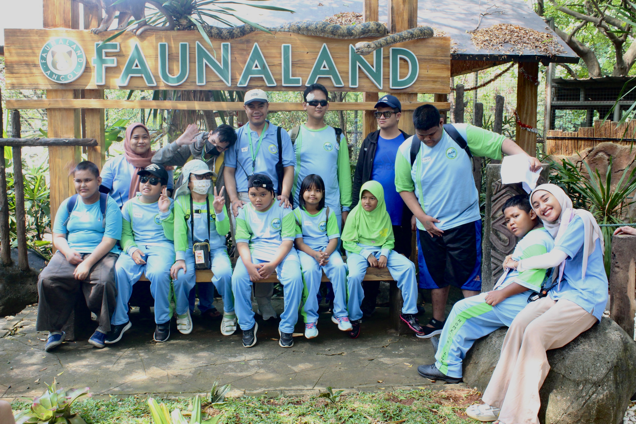 7) Foto Bersama dengan Bu Ayu dan Bu Fira