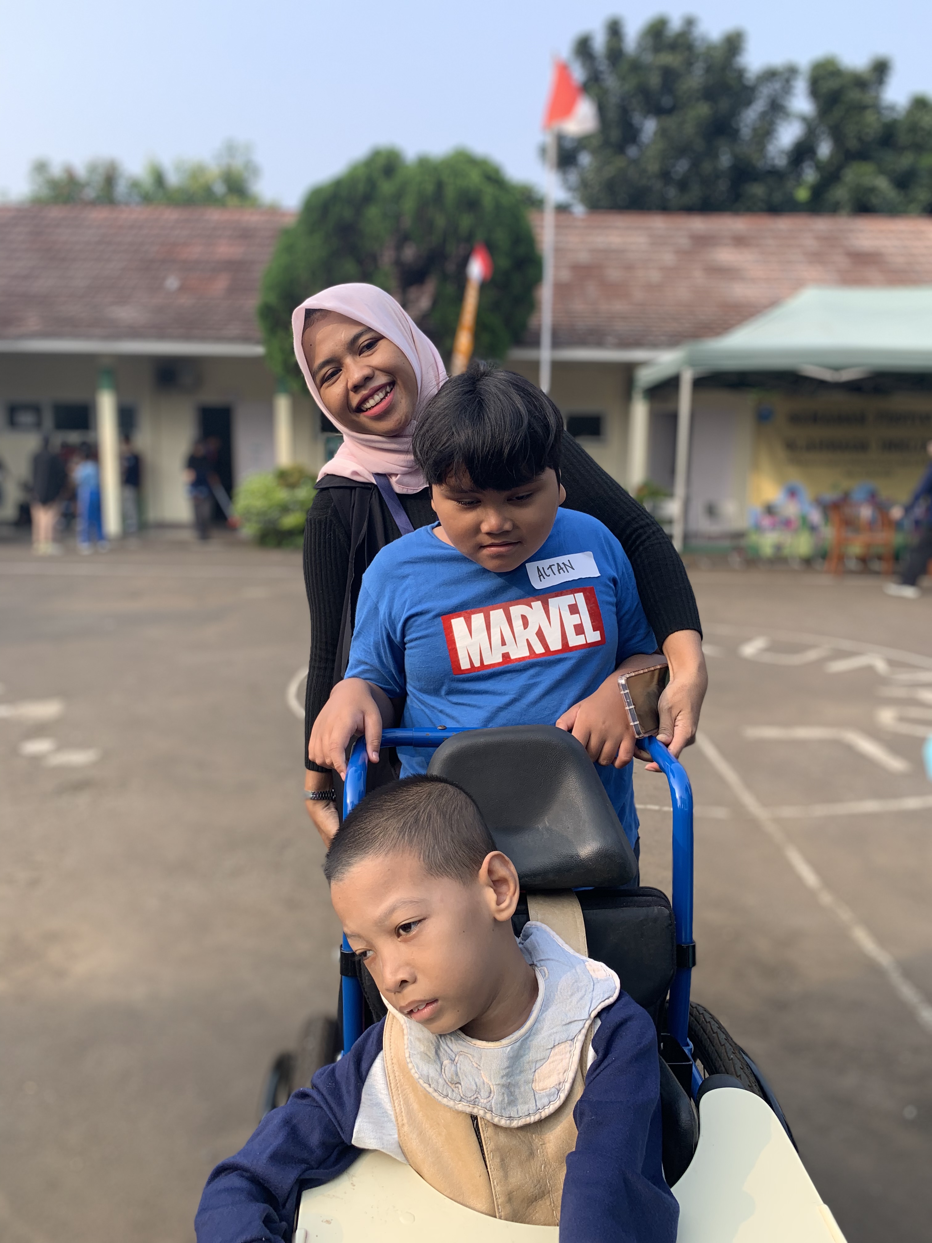 8) Bu Mahar bersama Altan dan Lingga