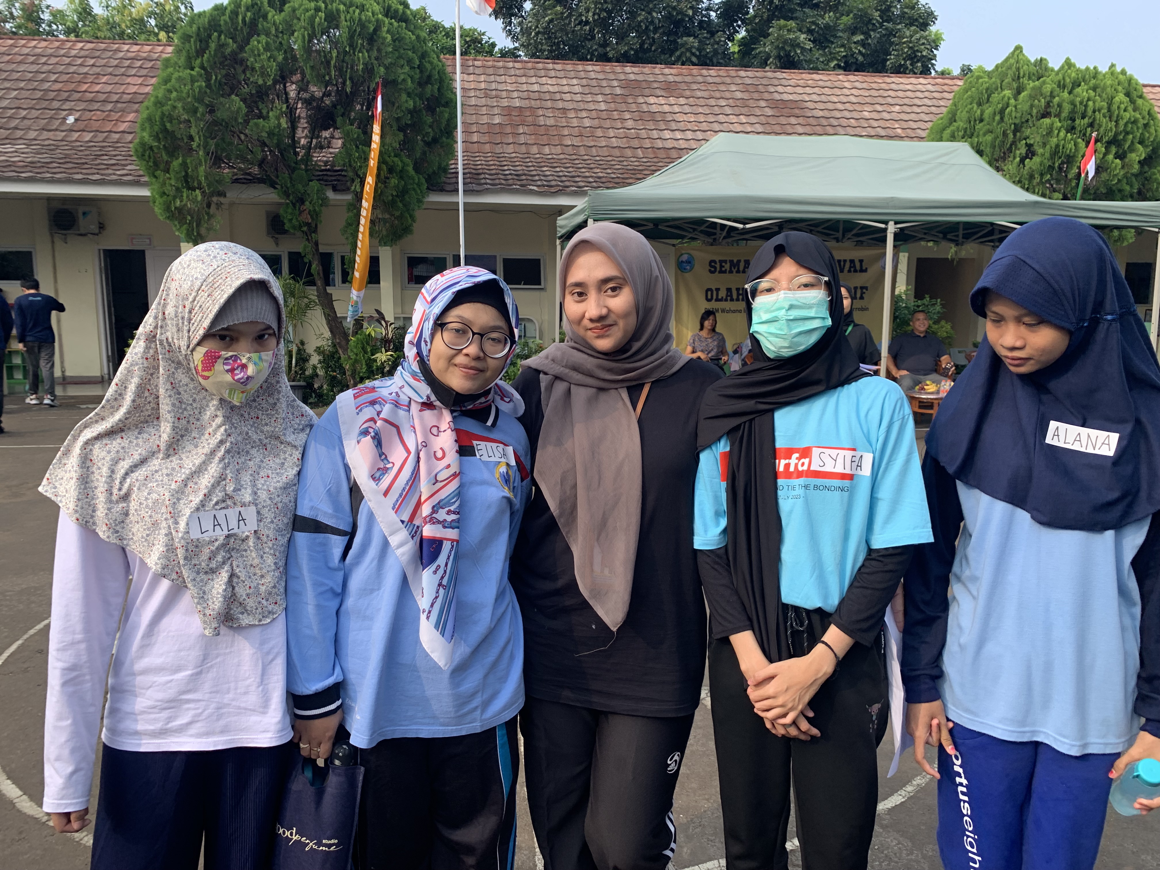 2) Bu Winda bersama Shakila, Elisa, Syifa, dan Alana