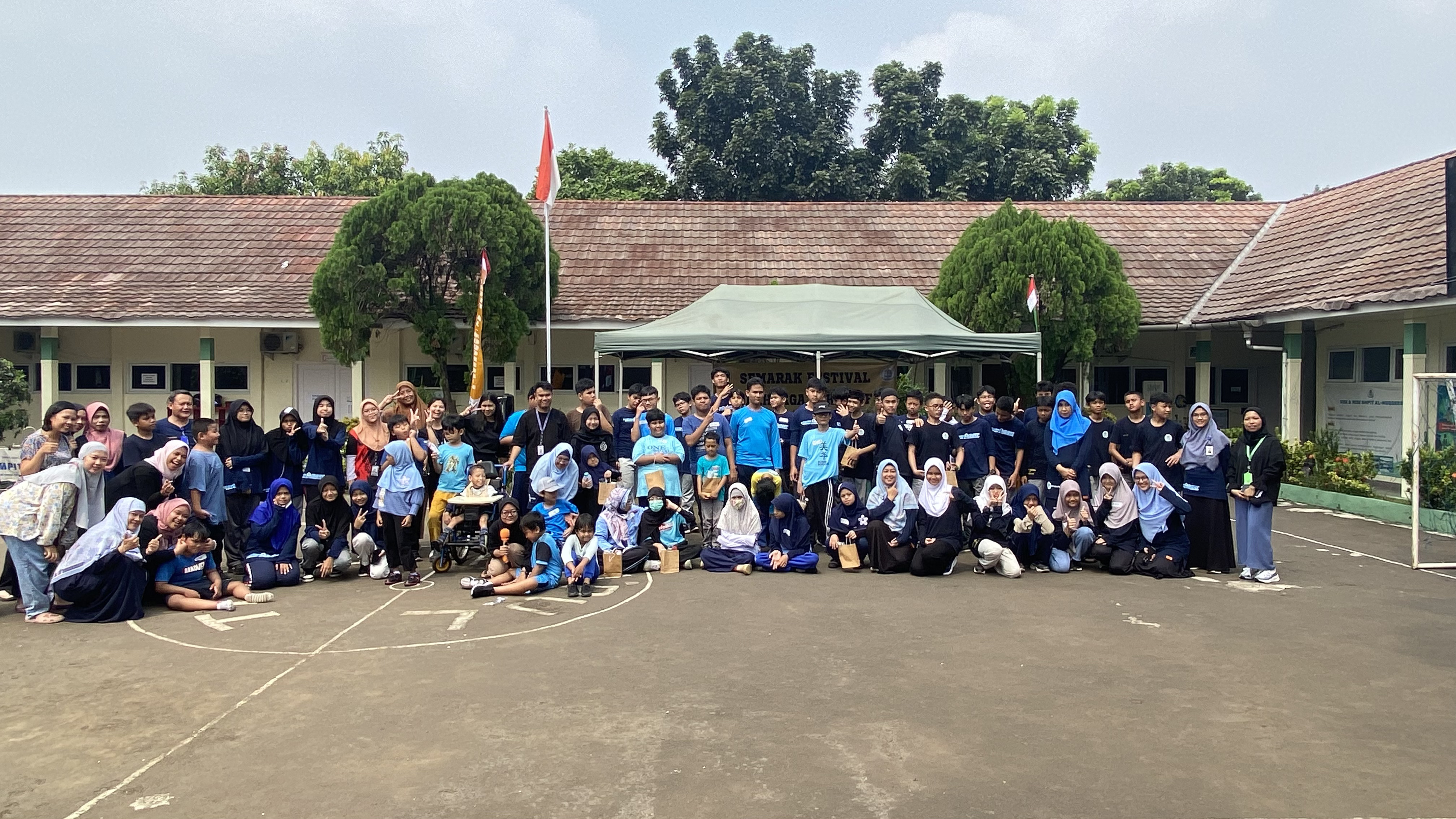 1) Foto Bersama Peserta Festival Olahraga Inklusif